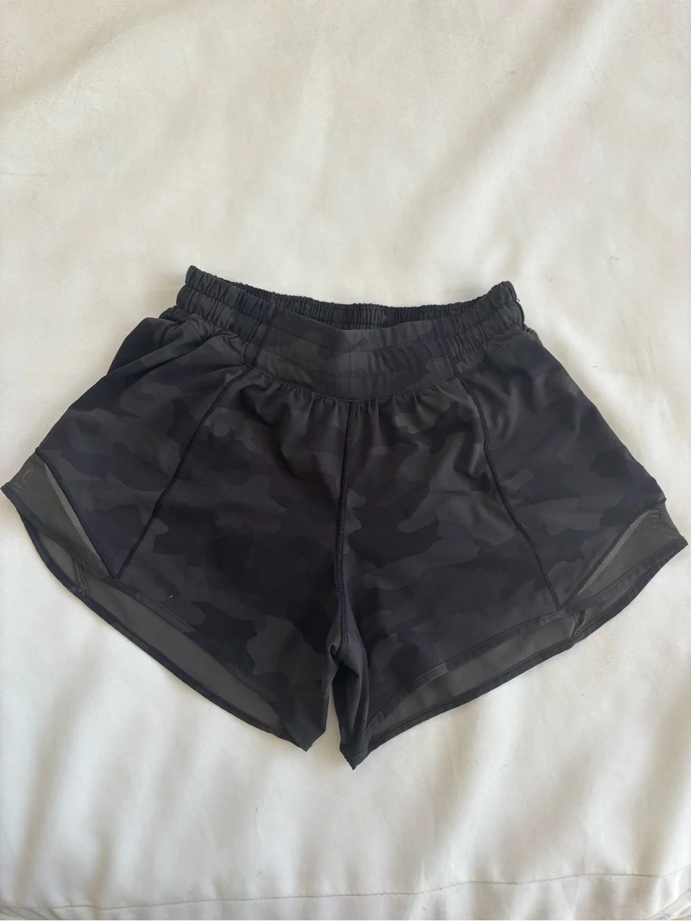 Lululemon heritage 365 camo dark olive multi size 4 tall 4 inch inseam